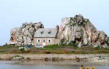 Bretagne Haus zwischen Steinen